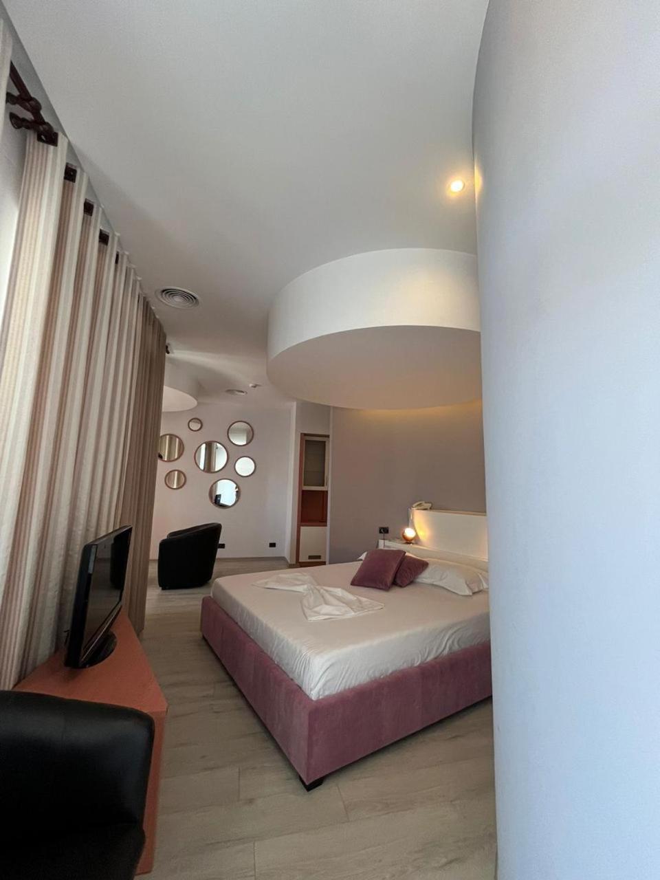 Icon Hotel Влёра Экстерьер фото