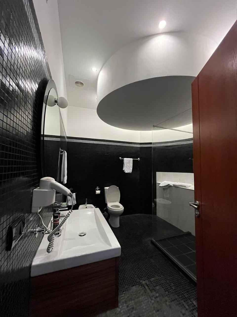 Icon Hotel Влёра Экстерьер фото