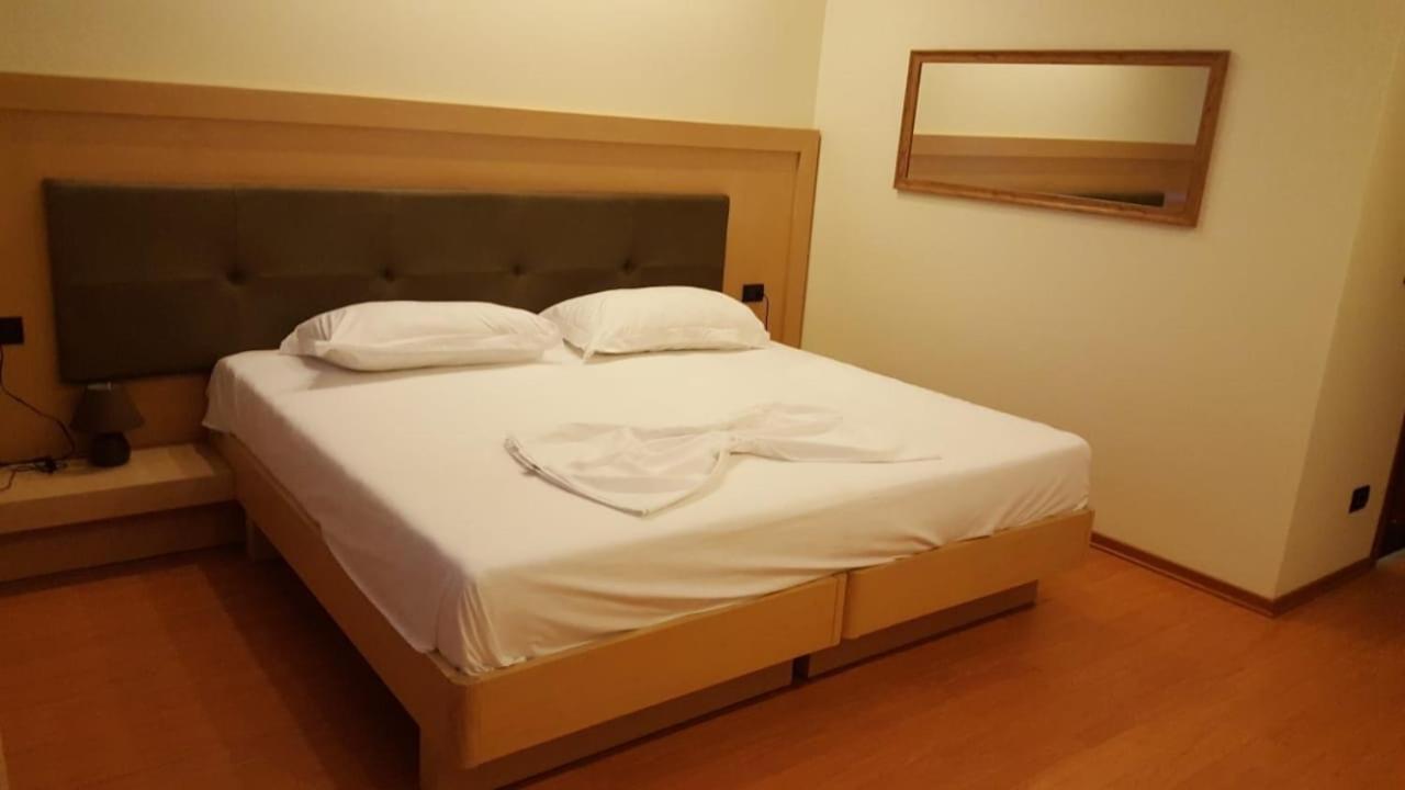 Icon Hotel Влёра Экстерьер фото